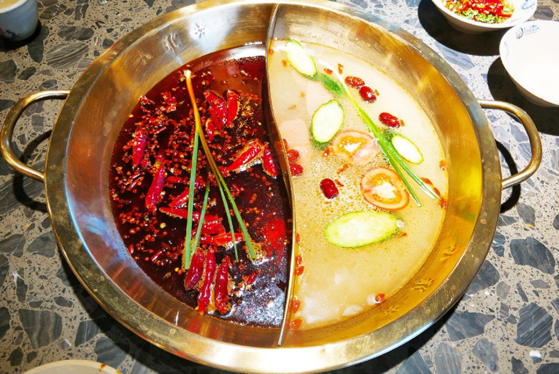 清油鸳鸯锅.jpg